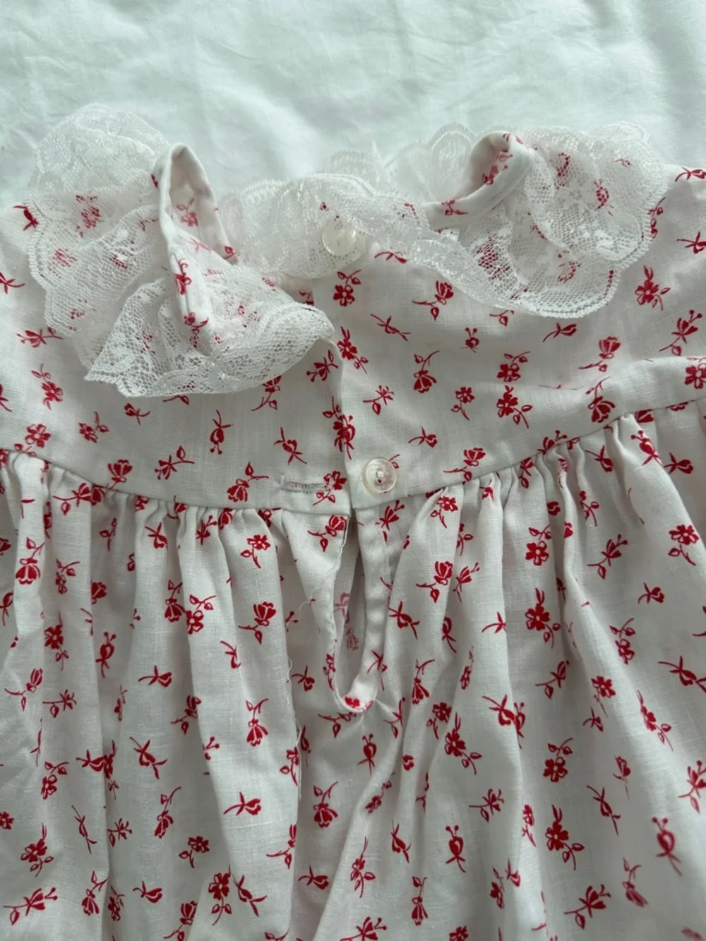 Vintage-Inspired White Dress with Red Floral Print and Lace Collar